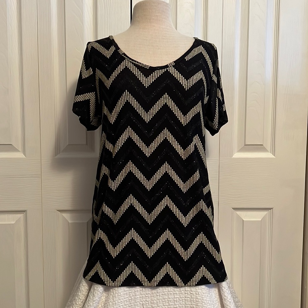 Elegant LuLaRoe Chevron Design Sparkling Stretchy Short Sleeve Top Size Large